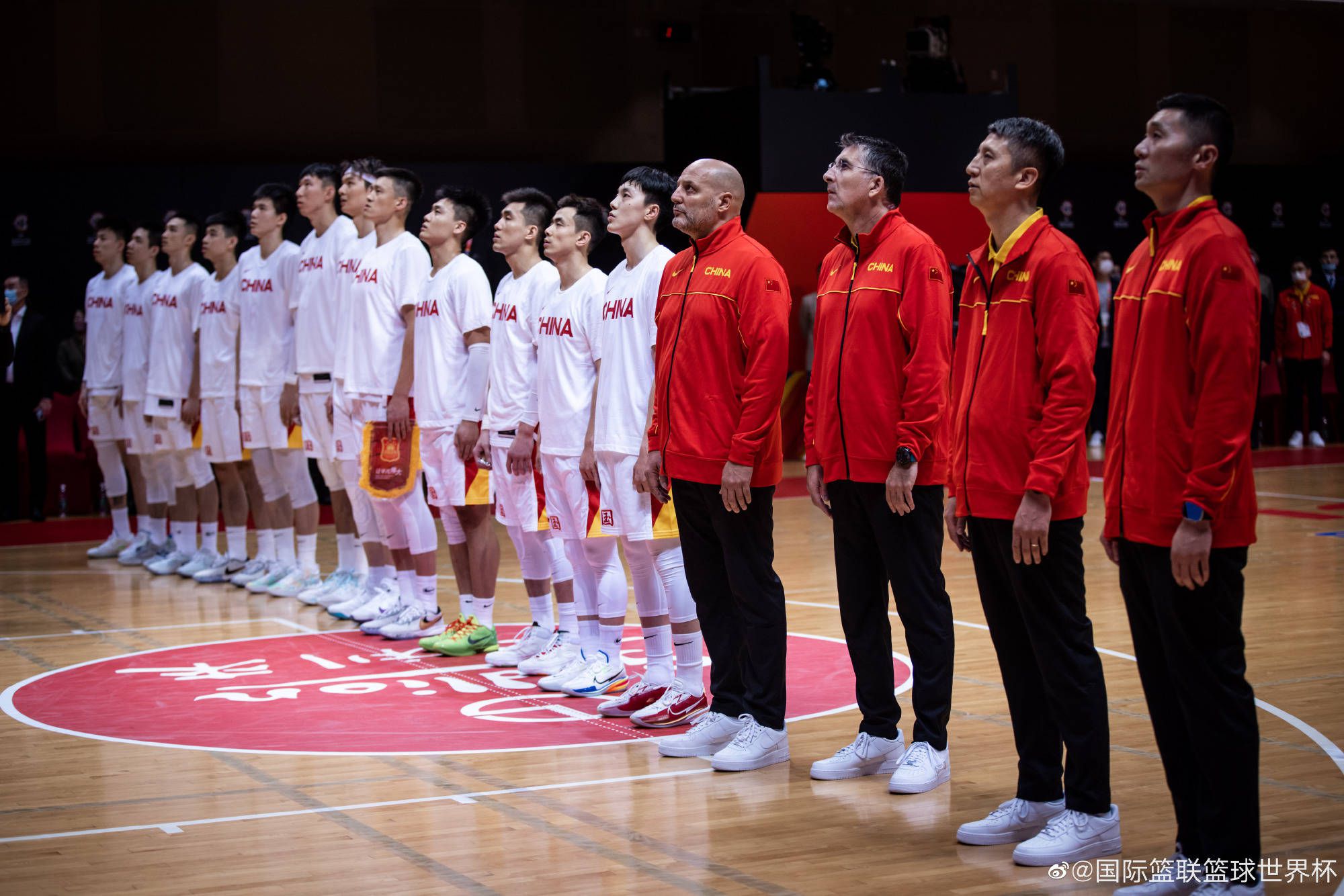 俄罗斯媒体sport25表示，斯卢茨基将成为申花新帅，与他一同加盟的还有教练组成员瓦西里-别列祖茨基和奥列格-雅罗文斯基。